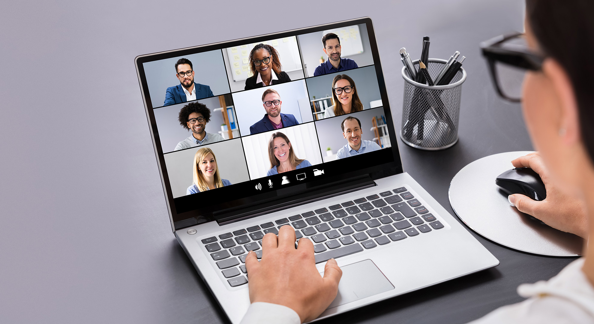 Zoom. Зум компания. Call over. Видеодомофония реклама. Security картинка добрая.